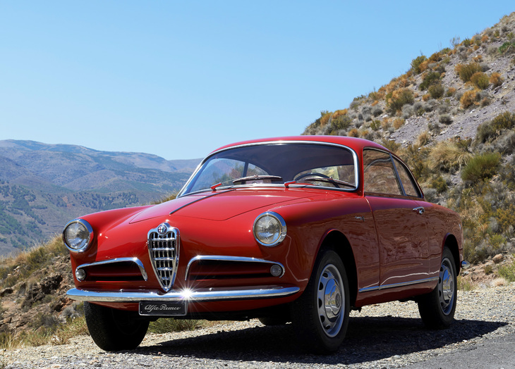 1954年「アルファ・ロメオ・ジュリエッタ スプリント」。ベルトーネ時代の「空力の鬼才」ことフランコ・スカリオーネの手になるボディーを持つスタイリッシュなクーペ。1.3リッター直4 DOHCエンジン搭載は、当時の小型量産車としては異例中の異例。