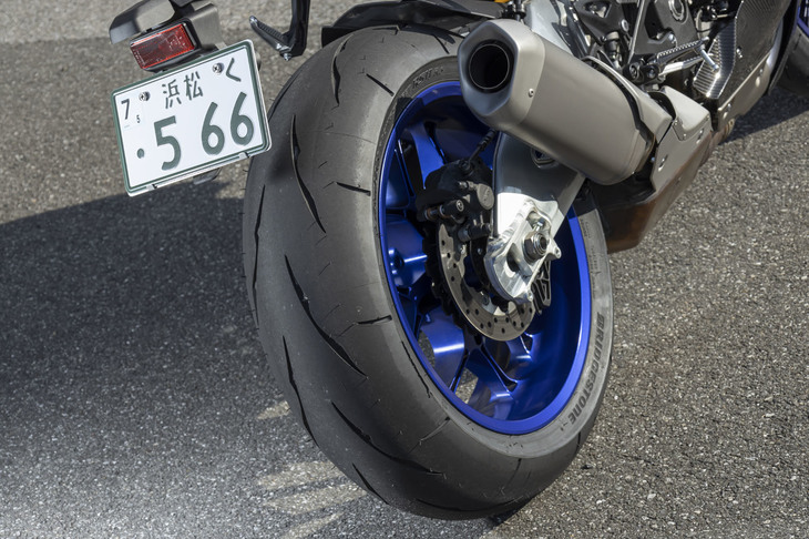 タイヤには「YZF-R1」のハンドリングに合わせてコンパウンドを調整した、ブリヂストンの「バトラックス レーシングストリートRS11」を採用。操縦性の向上を図っている。