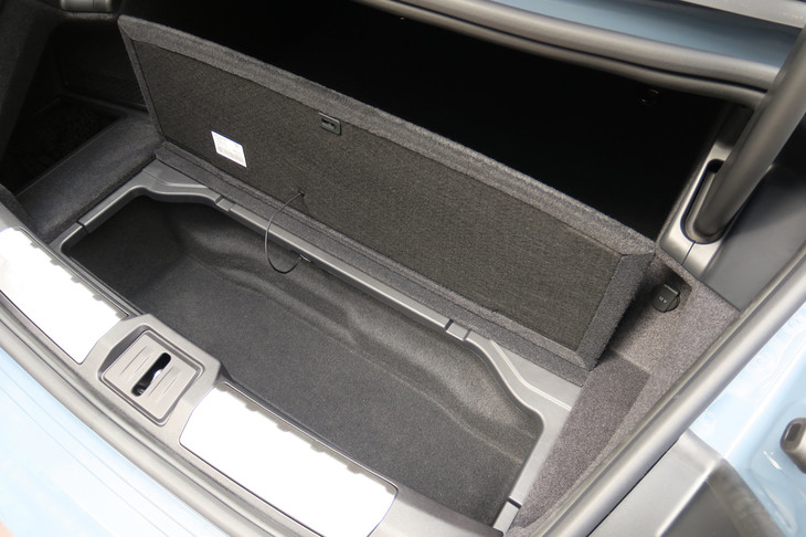 アウディe-tron GTクワトロ（リアトランクの床下収納）