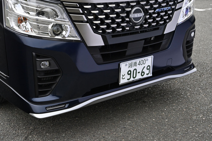 AUTECHブランド車に共通するドットパターンのグリルやブルーのシグネチャーLED、シルバーのアクセント入りのプロテクターなどが採用されたフロントフェイス。