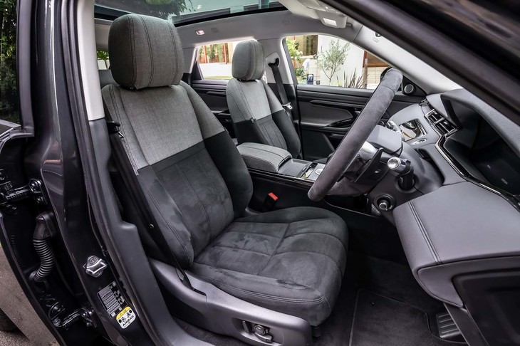 1台あたりペットボトル53本分のリサイクルプラスチックと再生ポリエステルを使用する「Dinamicaスエードクロス」シート表皮（写真）を無償オプションとして用意。