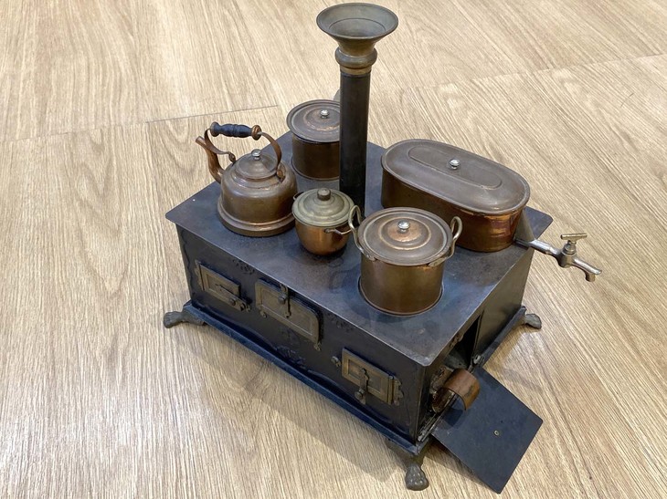 その精緻な工作精度を見よ！ 1970年代に日本で一世を風靡（ふうび）したアサヒ玩具の「ママレンジ」は意欲的な商品だった。だが、マニュファクチュールが醸し出す豊かさという点では、残念ながらこの品の足元にも及ばない。