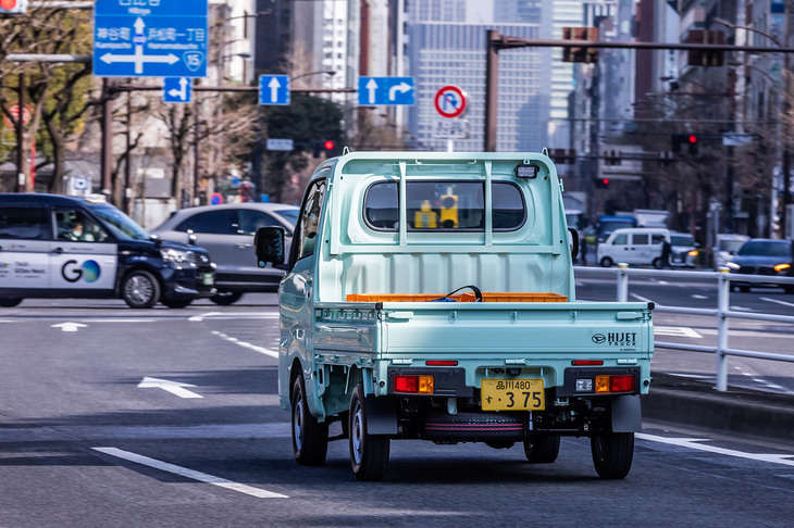 「スタンダード」グレードは、夜間に便利な首振り機能付きのLED荷台作業灯を装備。リアウィンドウがスモークドガラスになるのも同車の特徴だ。