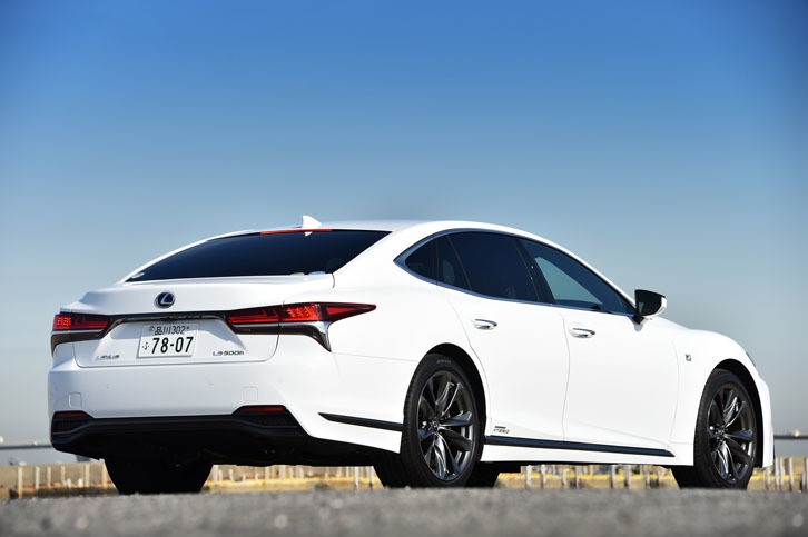 今回試乗したのは、“Fスポーツ”と名付けられたスポーティーグレード。エクステリアは、専用のエアロパーツやホイールでドレスアップされている。