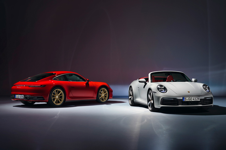 新型「ポルシェ911カレラ」（左）と、「911カレラ カブリオレ」（右）。