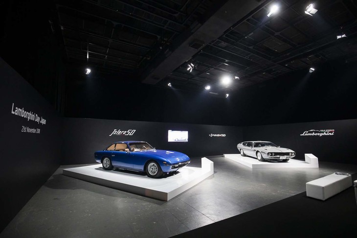 メイン会場奥のサブ会場では、デビュー50周年を記念してレストアされた「エスパーダS3」（シャシーナンバー9042）と「イスレロ400GT」（シャシーナンバー6138）も展示されていた。その存在感と完璧なレストアぶりゆえか、最新モデルにも負けないほどの注目を集めていた。