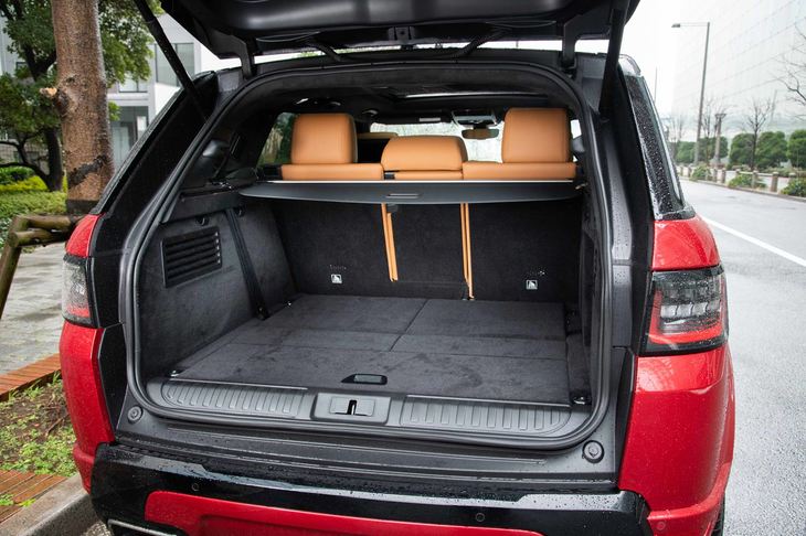 荷室容量は7人乗車時で162リッター。3列目シートをたたんだ状態で623リッターを確保。2列目シートまで格納すると、1463リッターの空間が得られる。（VDA計測値）