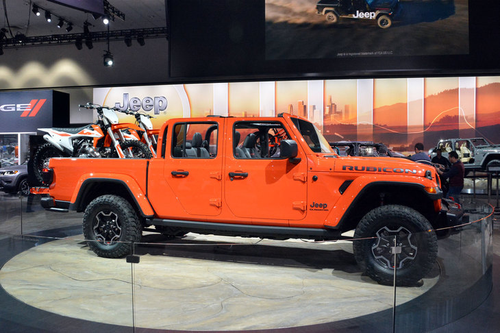FCAグループのエリアの中心に何台も飾られ、注目を集めていたのが「ジープ・ラングラー」のピックアップトラックバージョン「グラディエーター」だ。