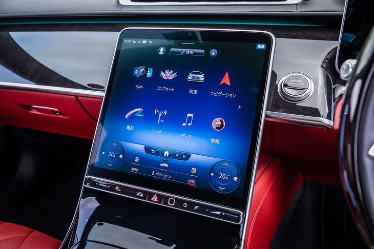 センターコンソール上部に配置された12.8インチ有機EL（OLED）メディアディスプレイ。エアコンのコントロールパネルはディスプレイ下部に常時表示されているが、「温度を上げて／下げて」などと画面に触れることなく音声でも操作が行える。