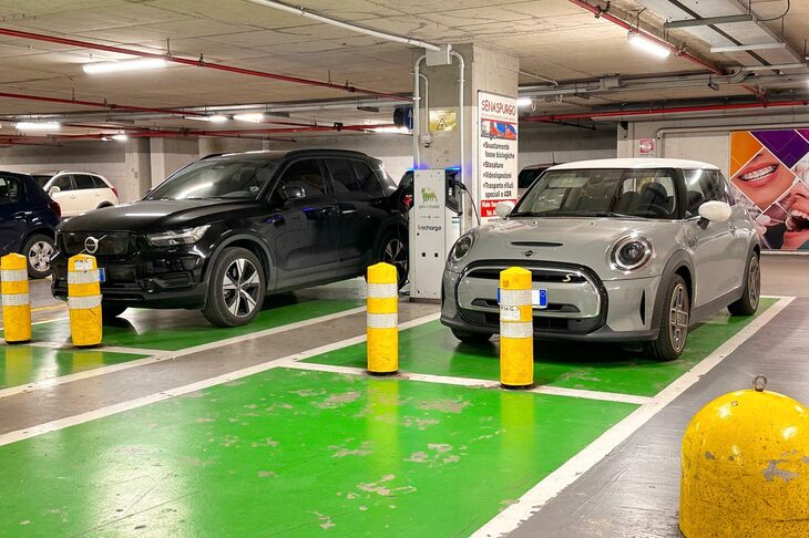 「ボルボXC40リチャージ」（イタリア）と「MINIクーパーSE」（イタリア）。2023年6月3日。