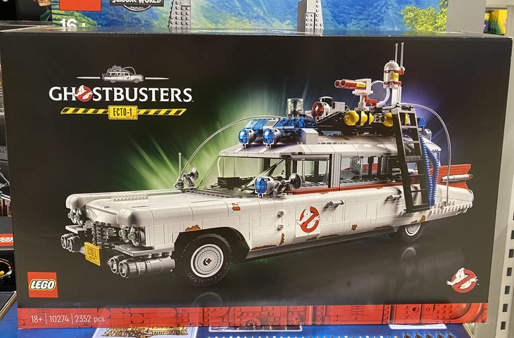 筆者が住むシエナの玩具店にて。レゴブロックのコーナーにあった映画『ゴーストバスターズ』の劇中車「Ecto-1号」。