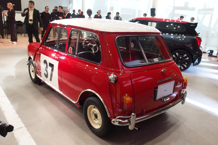 1964年のモンテカルロラリー仕様にカスタマイズされた「モーリスMiniクーパー」。