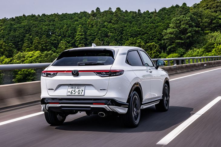 ホンダアクセスの「テールゲートスポイラー」が装着された「ヴェゼル」（マイナーチェンジ前モデル）の走行シーン。空力効果だけを意識して走らせてみると、テールゲートスポイラー装着車はリアにすっとした落ち着きが感じられ、高速道での直進安定性も高まっていた。