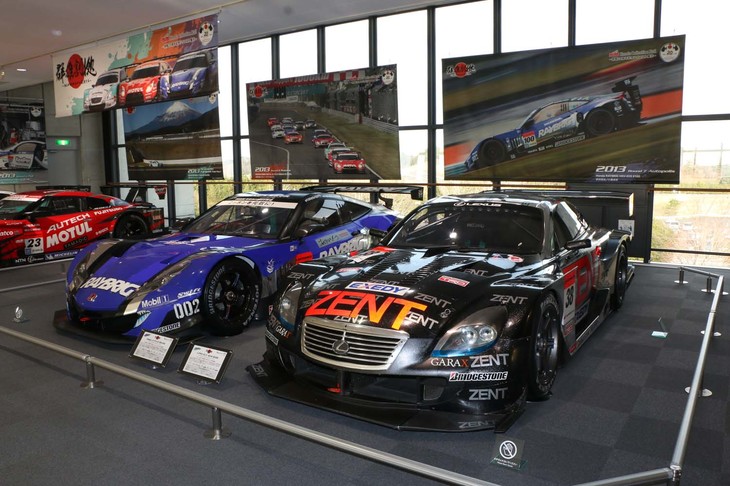 3階のフロア中央には、「レクサスZENT CERUMO SC430」（2008年・手前側）と「ホンダRAYBRIG HSV-010」（2013年・中央側）が展示されていた。