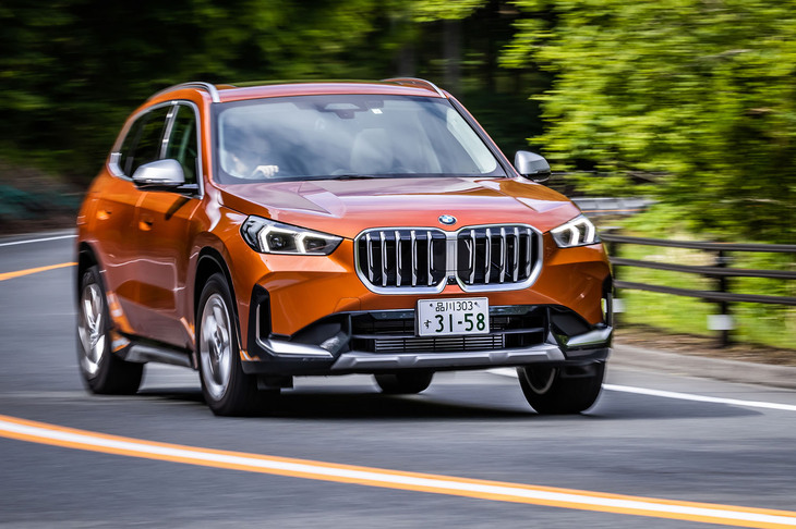 日本に導入される「X1」は、ガソリン／ディーゼルエンジン車のいずれも「xライン」と「Mスポーツ」の2グレード展開。同一パワートレインにおける車両本体価格は共通だが、前者には固定減衰サスペンションが、後者には連続可変ダンパーの「Mアダプティブサスペンション」が採用される。