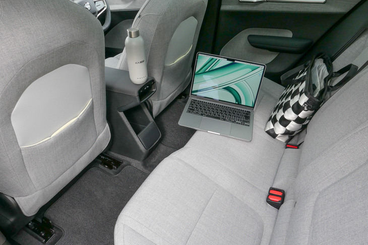 こちらが筆者の執筆空間。静かな移動オフィスではあるが、カップホルダーやアームレストなどがあればもっといい。