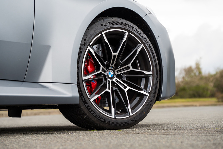 タイヤはフロントが275/35R19でリアが285/30R20。この試乗車はオプションのMレーストラックパッケージに含まれるトラックタイヤ「ミシュラン・パイロットスポーツ カップ2」を履いていた。