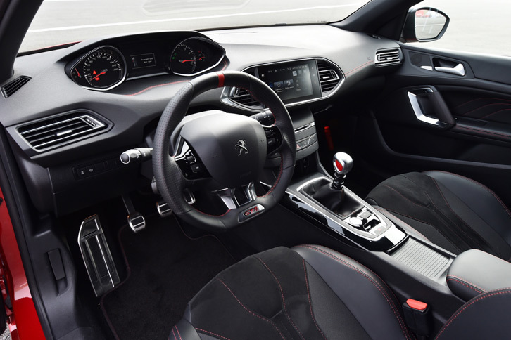 黒を基調に、各部に赤いアクセントが用いられたインテリア。レザー張りのダッシュボードや、「GTi」のロゴ入り小径ステアリングホイールなどが目を引く。