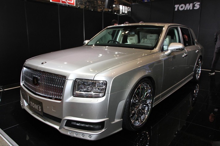 トムスはオリジナルのカスタマイズを施した「センチュリー」を出展。価格は2816万円。