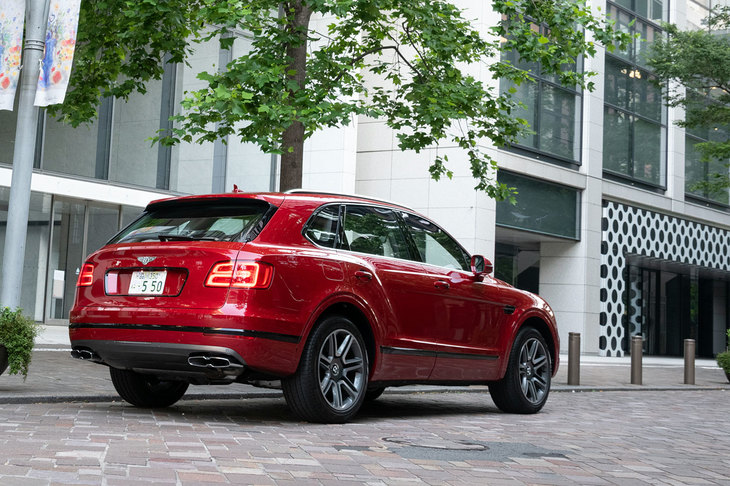 「ベンテイガV8」の動力性能は、0-100km/h加速が4.5秒、最高速は290km/hを誇る。