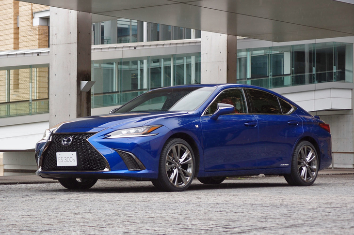新型「ES」には、シリーズで初めてスポーティーグレード「Fスポーツ」（写真）が設定される。