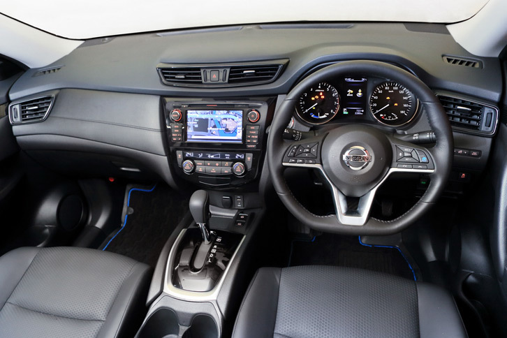 インテリアについてはフラットボトムのステアリングホイールが新たに採用されたほか、新デザインのダッシュパッドやセンターコンソールへのステッチの追加などで、質感の向上が図られている。