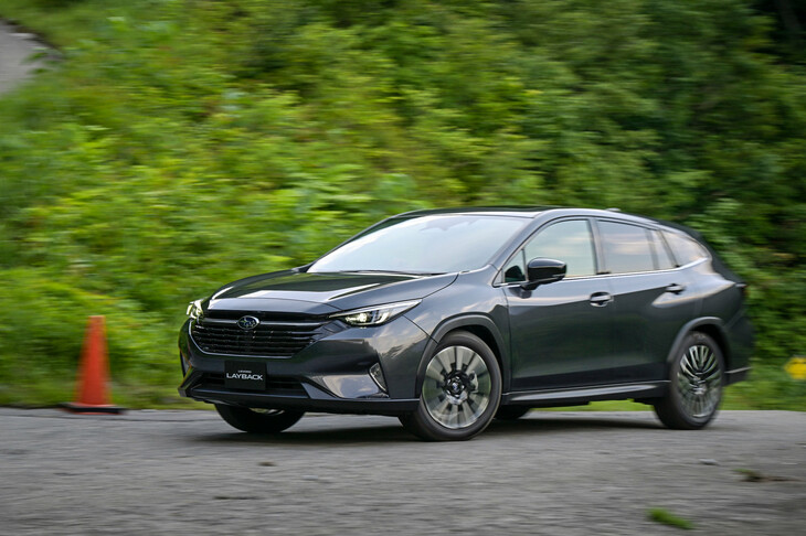 応答性に優れるハイブリッドユニットと機械式4WDの組み合わせで、急坂のタイトコーナーでもレスポンスおよびトラクションは上々。対角するタイヤが空転しそうな場面でも、ぐいぐい駆け上がっていく。