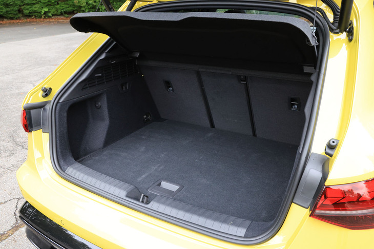 荷室の容量は282リッター。リアゲートには電動開閉機構が標準で装備されている。後席の背もたれを前方に倒すと、ほぼフラットな荷室床面が出現。積載容量を拡大できる。