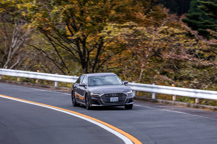 アルミニウムとスチール、そしてマグネシウムを基本に、パートによってはカーボン素材も使用されたスペースフレームが、軽量で堅固なボディーを構築。「A8 55 TFSIクワトロ」の車重は2040kgと発表されている。