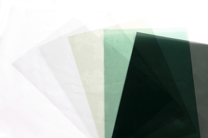 紫外線（UV）遮断率100％、赤外線（IR）／熱遮断率99％の性能を誇るのがKOBOtectサンブロックフィルム。日焼けや暑さ対策として有効なアイテムだ。フィルムはクリアシリーズ3タイプ、スモークシリーズ4タイプが用意される（IR遮断率はフィルムの色味によって差異あり）。