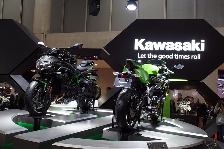 「Z H2」（写真左）と「ニンジャZX-25R」（同右）。