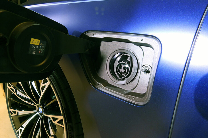 BMW i7 M70 xDrive（普通充電口）