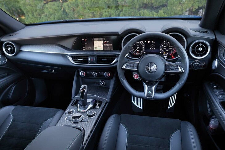 黒を基調としたシックでスポーティーなインテリア。ダッシュボードから突き出たメーターカウルなどに、往年のアルファ・ロメオのモチーフが見て取れる。