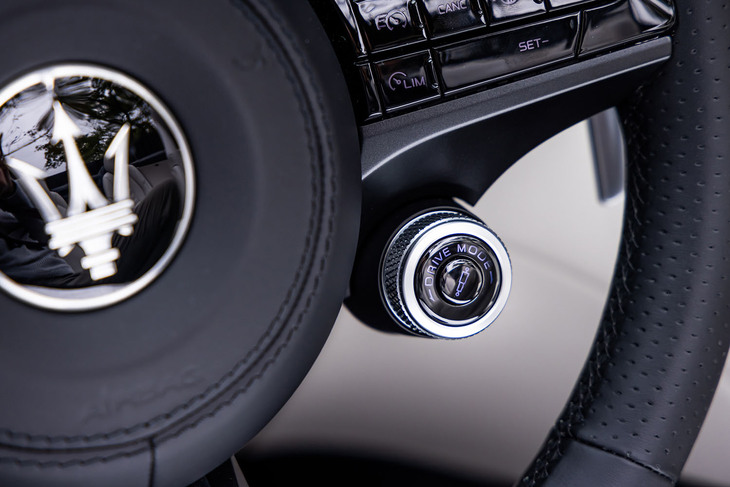 ステアリングホイールの右側にダイヤル式のドライブモード切り替えスイッチが備わる。ドライビングモードは「コンフォート」「GT」「スポーツ」「コルサ」の4つからセレクトできる。