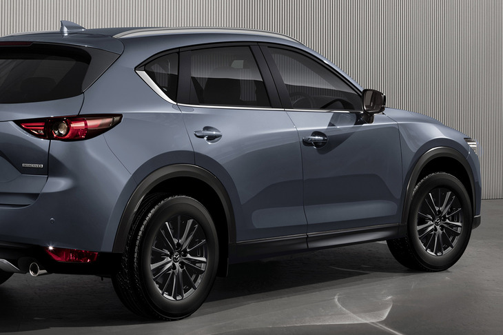 こちらは従来型の意匠。ボディーサイドを横断するキャラクターラインはなく、フロントフェンダーの上から緩やかに下降していくパネルのピークと、それに伴って形成される後ろ下がりのリフレクションが特徴だった。