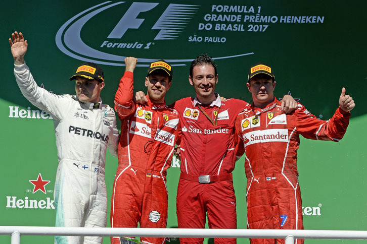 F1第19戦ブラジルGPを制したフェラーリのセバスチャン・ベッテル（写真左から2番目）、2位でフィニッシュしたメルセデスのバルテリ・ボッタス（同左端）、3位に入ったフェラーリのキミ・ライコネン（同右端）。（Photo=Ferrari）