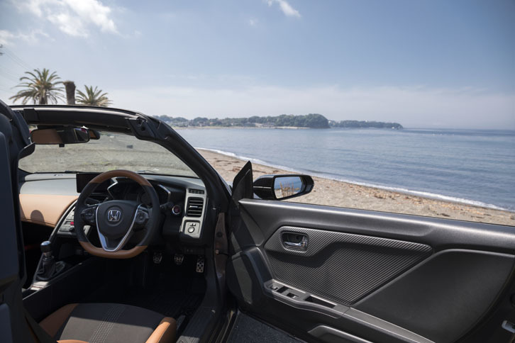 ドライブの途中で立ち寄った砂浜にて。エンジンをストップさせると、波音が聞こえてきた。