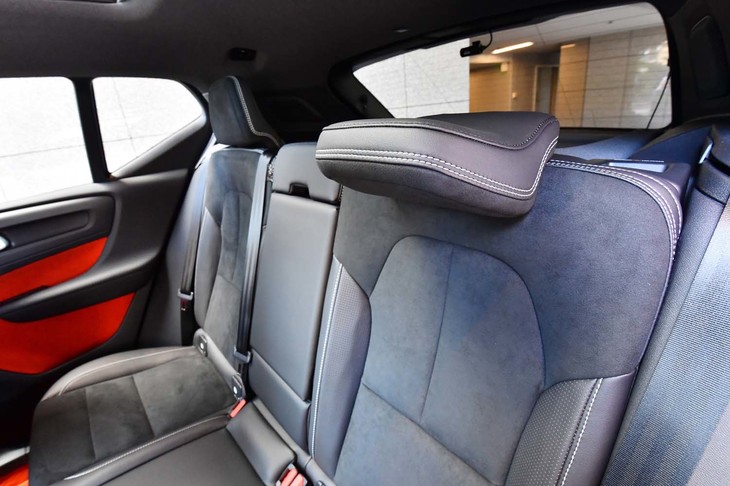 後席のヘッドレストは可倒式。パッセンジャーがいなければ、写真のように畳むことによりドライバーの後方視界を拡大できる。