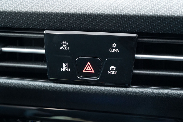 ドライブモードの切り替えは、センターディスプレイとダッシュボード中央のスイッチパネルで操作する。