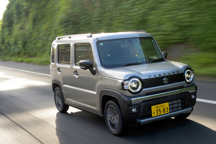 ADASは「スペーシア」「スイフト」などより一世代古いステレオカメラ方式で、車線維持支援機能が備わらないほか、低速時ブレーキサポートも後退時のみの作動となる。