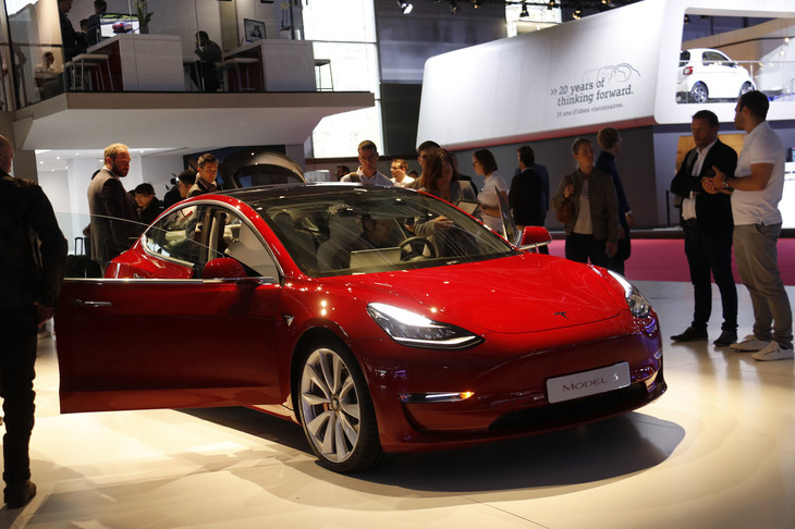 パリショー会場の「テスラ・モデル3」。欧州ではまだ見られる機会が少ないこともあり、プレスデーでも多くの人に取り囲まれていた。
