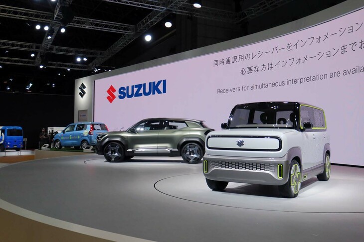 ジャパンモビリティショー2023より、スズキブースの展示の様子。