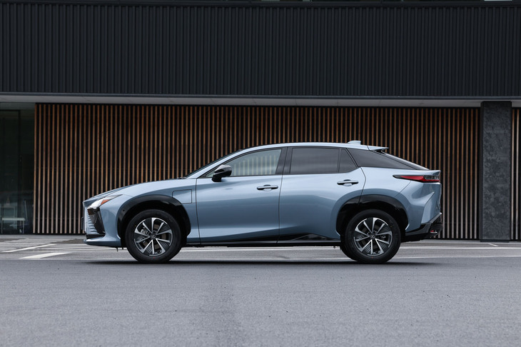 レクサスRZ300e“バージョンL”