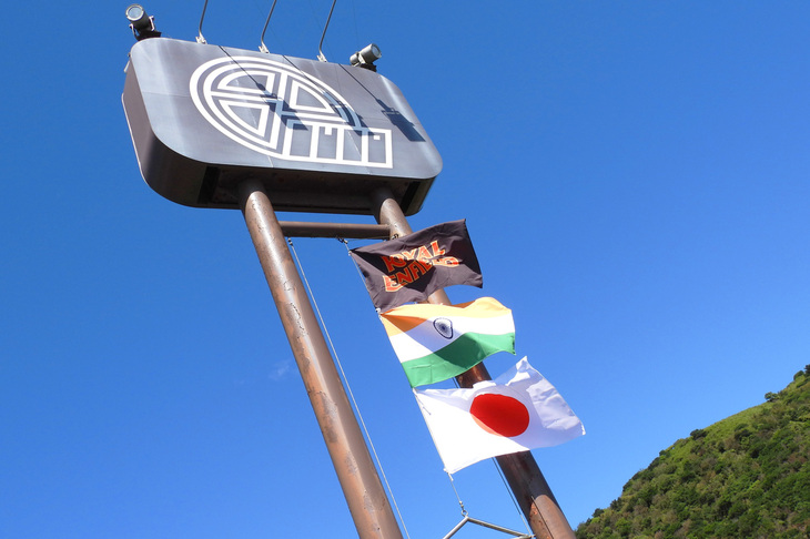 旗といえば、「バイカーズパラダイス南箱根」の巨大な看板にも、ロイヤルエンフィールドとインド、日本の旗が掲げられていた。施設関係者いわく「イベントであそこに旗を掲げたのは、これが初めてじゃないかな？」とのこと。