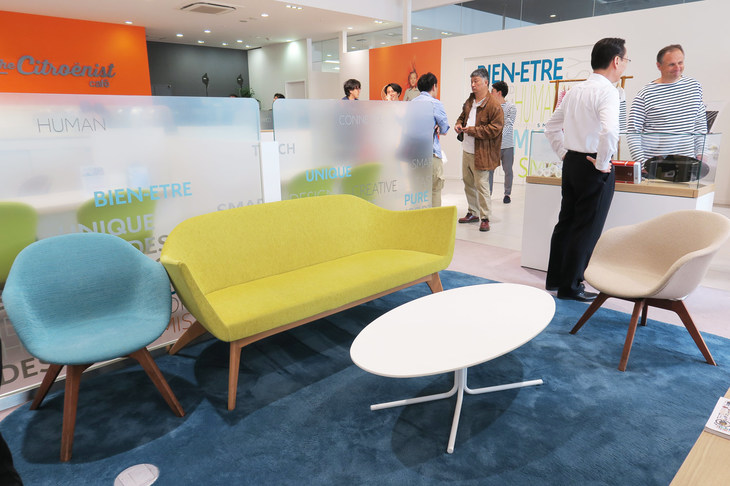 くつろぎを与えてくれるイスやテーブルは、自宅のリビングのそれを思わせる。ショールームのデザインについては、何度もフランス本国とやりとりをしてまとめ上げたという。