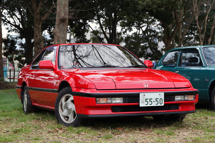 自らが巻き起こしたハイソカーブーム渦中の1987年に市場に投入された3代目「プレリュード」。基本的には大ヒットした先代のキープコンセプトだが、全体的にソフィスティケートされ、さらに低められたボンネットは、ミドシップの「フェラーリ328GT」より低いと言われた。そして最大の話題が、上級グレードにオプション設定された機械式アクティブ4WS（4輪操舵）。高速走行時には後輪が前輪と同方向、車庫入れなど低速時には後輪が前輪と逆方向にステアする（写真の状態）。BGMに『地下室のメロディー』が流れたテレビCMを思い出す人も少なくないはず。