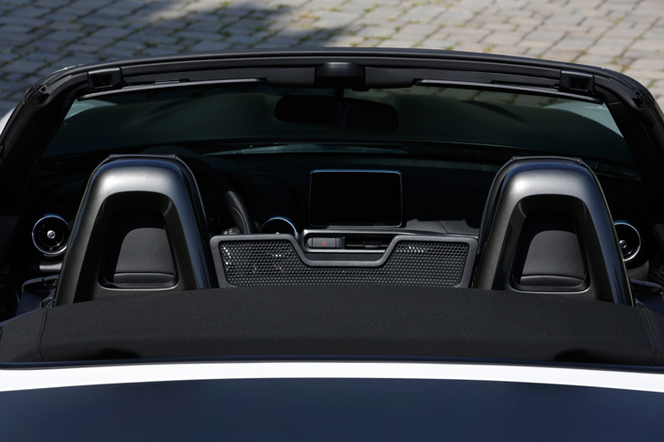 アバルト124スパイダー（ロールオーバーバー）