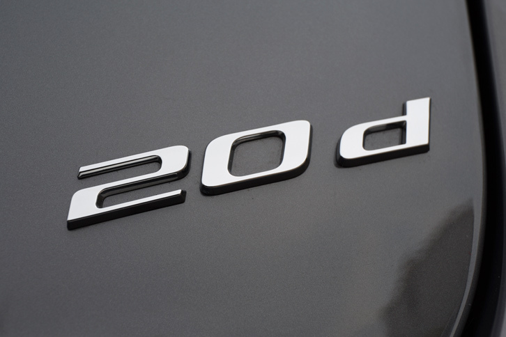 2リッターディーゼル車であることを示す「20d」のバッジ。日本仕様の「XF」には、2リッター直4ディーゼルターボと2リッター直4ガソリンターボ、スーパーチャージャー付き3リッターV6ガソリンの3種類のエンジンが用意される。