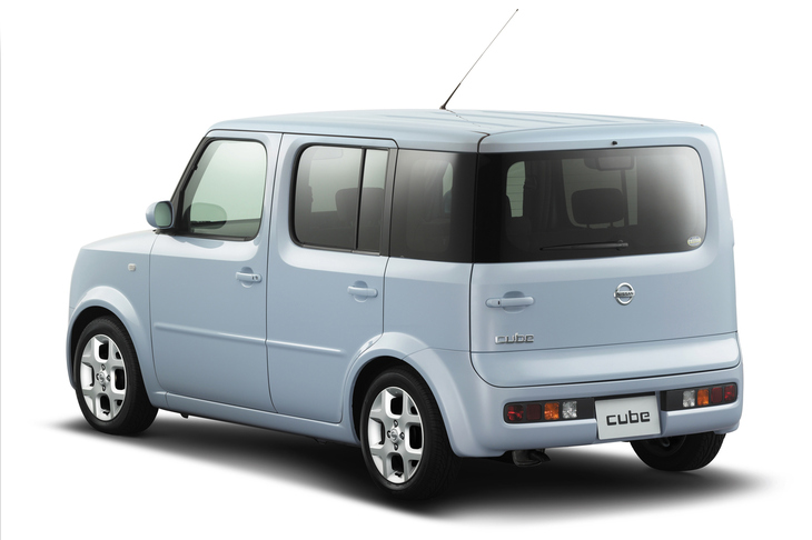 右開きのバックドアを備えたリアまわりのデザインは、大胆な左右非対称。もちろん機能にのっとったもので、ドライバーの後側方視界を確保するべく、左リアにはクオーターウィンドウを配置。