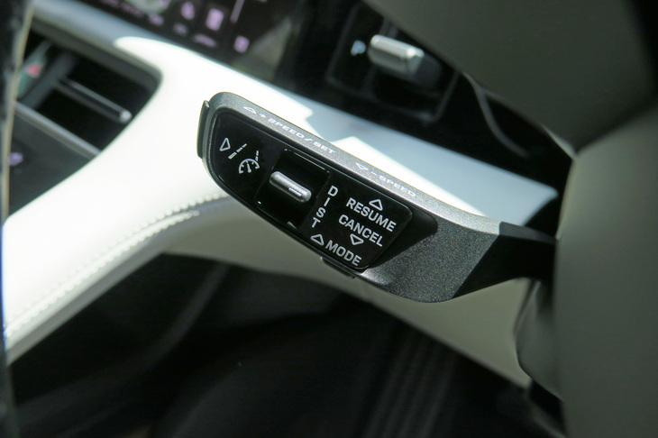 ポルシェ・タイカン4クロスツーリスモ（アダプティブクルーズコントロールのコントローラー）